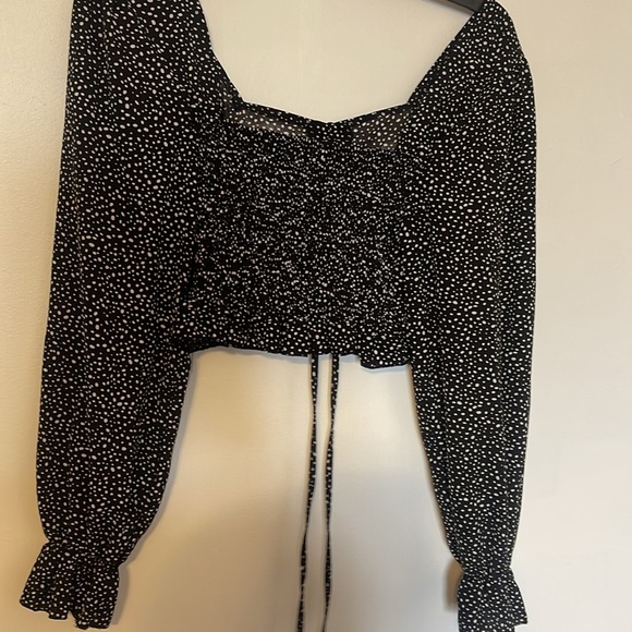 SHEIN black and white polkadot smocked cropped long sleeve with tie - Picture 5 of 5